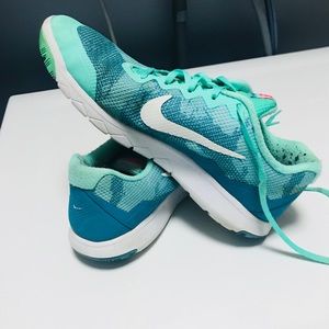 Women’s Size 10 Nike Flex Experience Sneakers